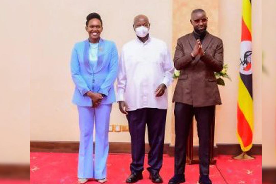 Mbere yo kugera i Kigali, Eddy Kenzo yaherekeje Minisitiri bavugwa mu rukundo mu irahira (Amafoto)